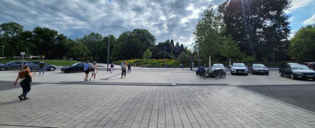 Blick aus dem Bahnhof Dammtor nach dem Umbau des Dag-Hammarskjöld-Platzes