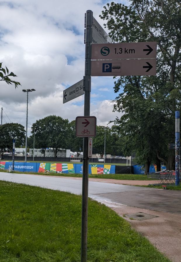 Wegweiser am Volksparkstadion