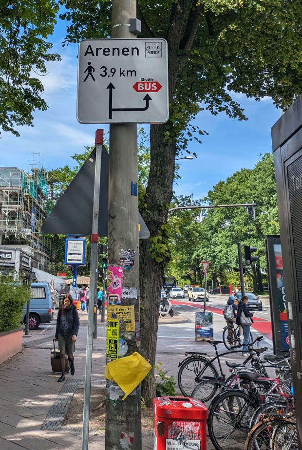 Beschilderung im Bereich der S-Bahnstation Othmarschen 