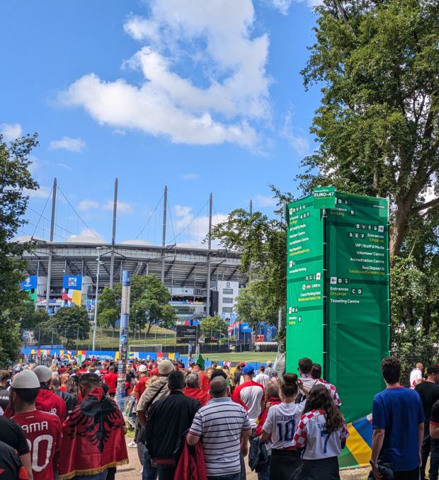 Wegweisungsturm zur EURO 2024 am Volksparkstadion